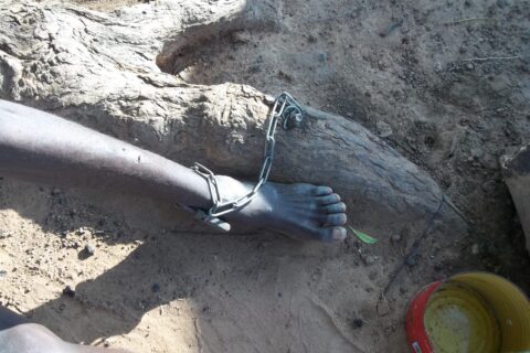 Madi du village de Rambo — 6 ans enchaîné à un tronc d&rsquo;arbre